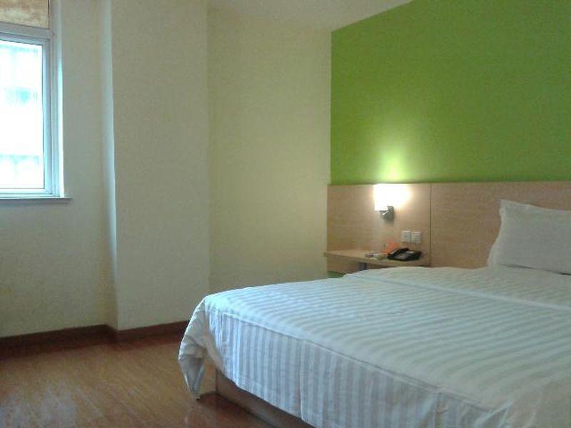Xuhui 7 Days Inn Shanghai Xujiahui Caobao Road Subway Station Branch מראה חיצוני תמונה