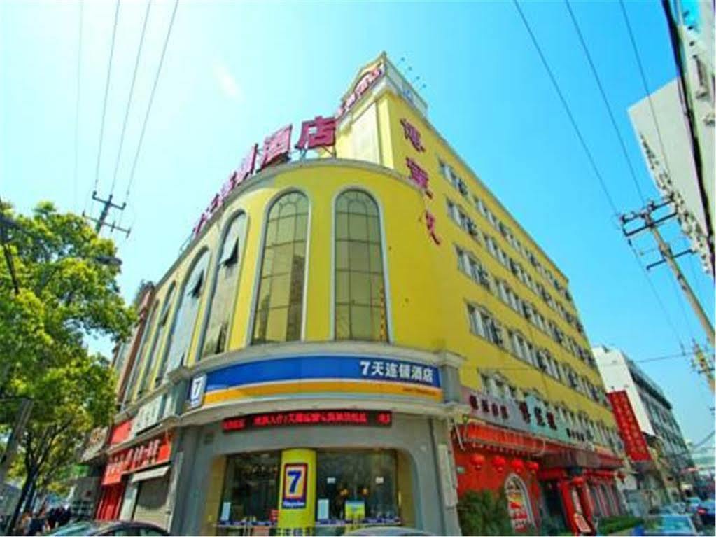 Xuhui 7 Days Inn Shanghai Xujiahui Caobao Road Subway Station Branch מראה חיצוני תמונה