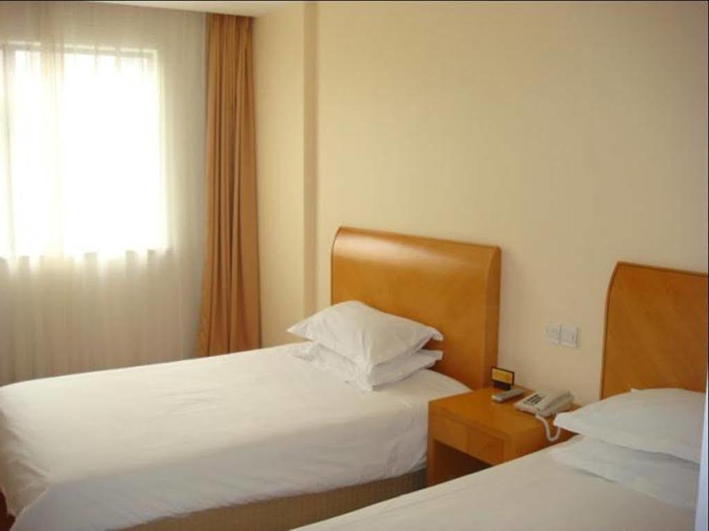 Xuhui 7 Days Inn Shanghai Xujiahui Caobao Road Subway Station Branch מראה חיצוני תמונה