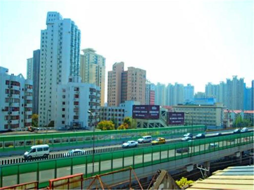 Xuhui 7 Days Inn Shanghai Xujiahui Caobao Road Subway Station Branch מראה חיצוני תמונה