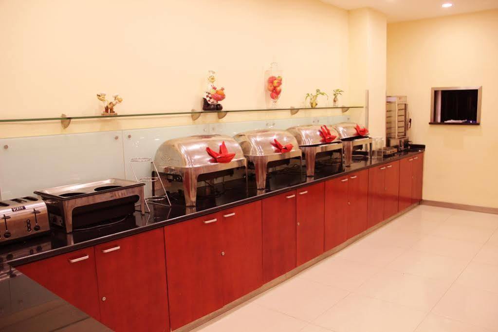 Xuhui 7 Days Inn Shanghai Xujiahui Caobao Road Subway Station Branch מראה חיצוני תמונה
