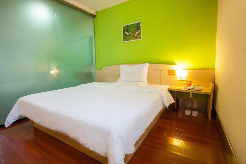 Xuhui 7 Days Inn Shanghai Xujiahui Caobao Road Subway Station Branch מראה חיצוני תמונה