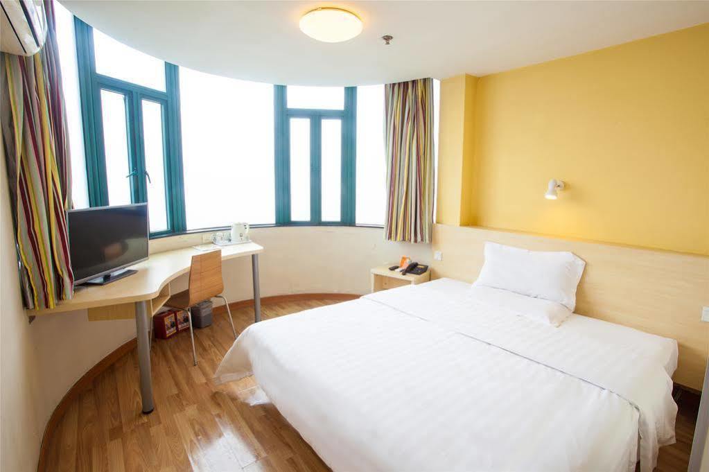 Xuhui 7 Days Inn Shanghai Xujiahui Caobao Road Subway Station Branch מראה חיצוני תמונה