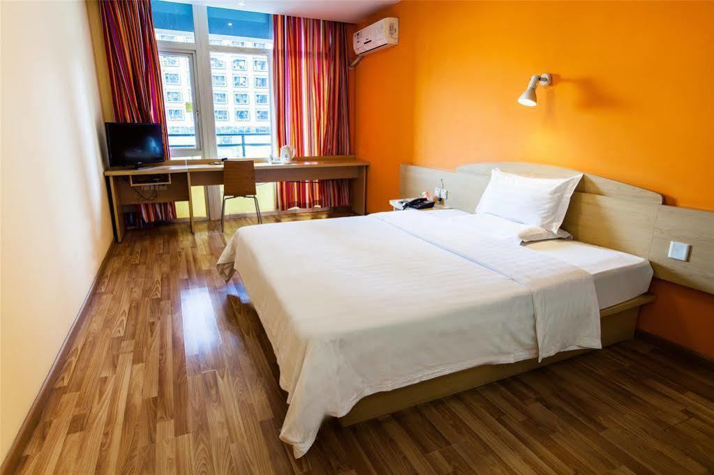 Xuhui 7 Days Inn Shanghai Xujiahui Caobao Road Subway Station Branch מראה חיצוני תמונה