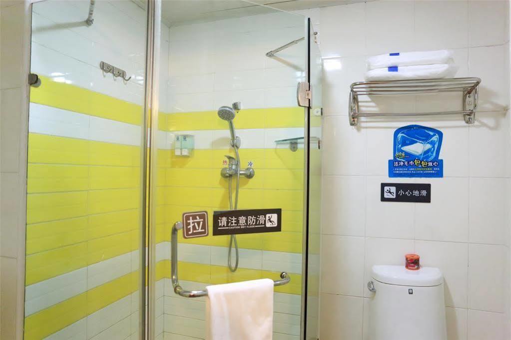Xuhui 7 Days Inn Shanghai Xujiahui Caobao Road Subway Station Branch מראה חיצוני תמונה