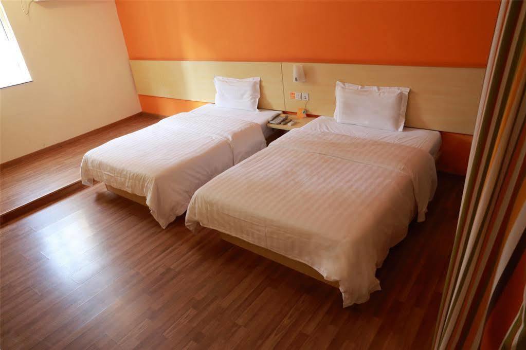 Xuhui 7 Days Inn Shanghai Xujiahui Caobao Road Subway Station Branch מראה חיצוני תמונה