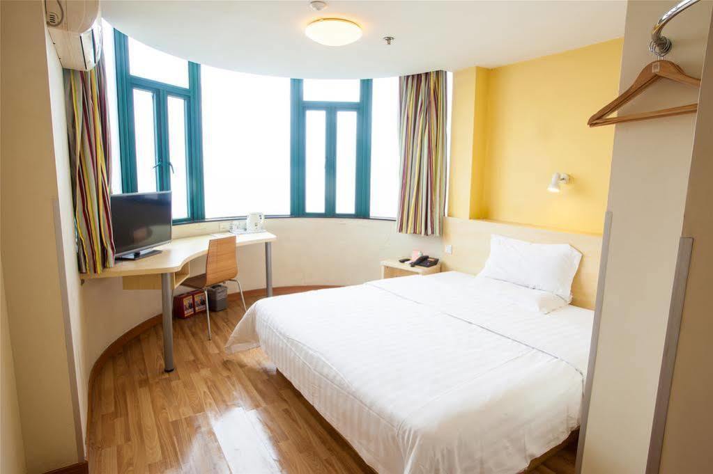 Xuhui 7 Days Inn Shanghai Xujiahui Caobao Road Subway Station Branch מראה חיצוני תמונה