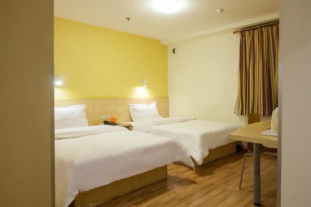 Xuhui 7 Days Inn Shanghai Xujiahui Caobao Road Subway Station Branch מראה חיצוני תמונה