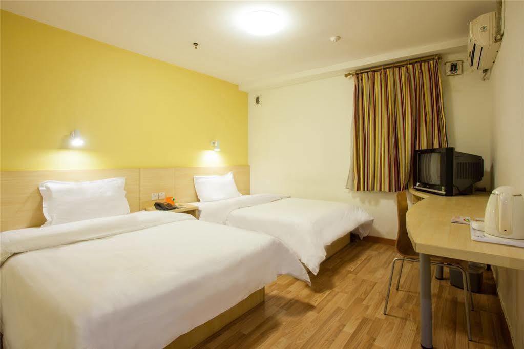 Xuhui 7 Days Inn Shanghai Xujiahui Caobao Road Subway Station Branch מראה חיצוני תמונה
