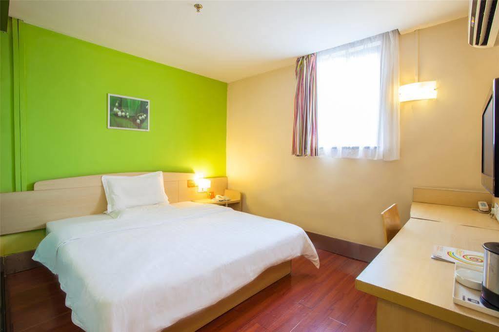 Xuhui 7 Days Inn Shanghai Xujiahui Caobao Road Subway Station Branch מראה חיצוני תמונה