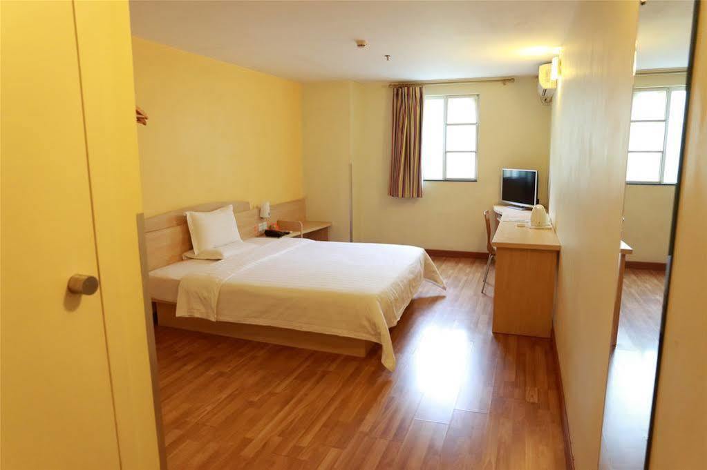 Xuhui 7 Days Inn Shanghai Xujiahui Caobao Road Subway Station Branch מראה חיצוני תמונה