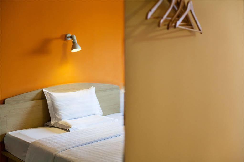 Xuhui 7 Days Inn Shanghai Xujiahui Caobao Road Subway Station Branch מראה חיצוני תמונה