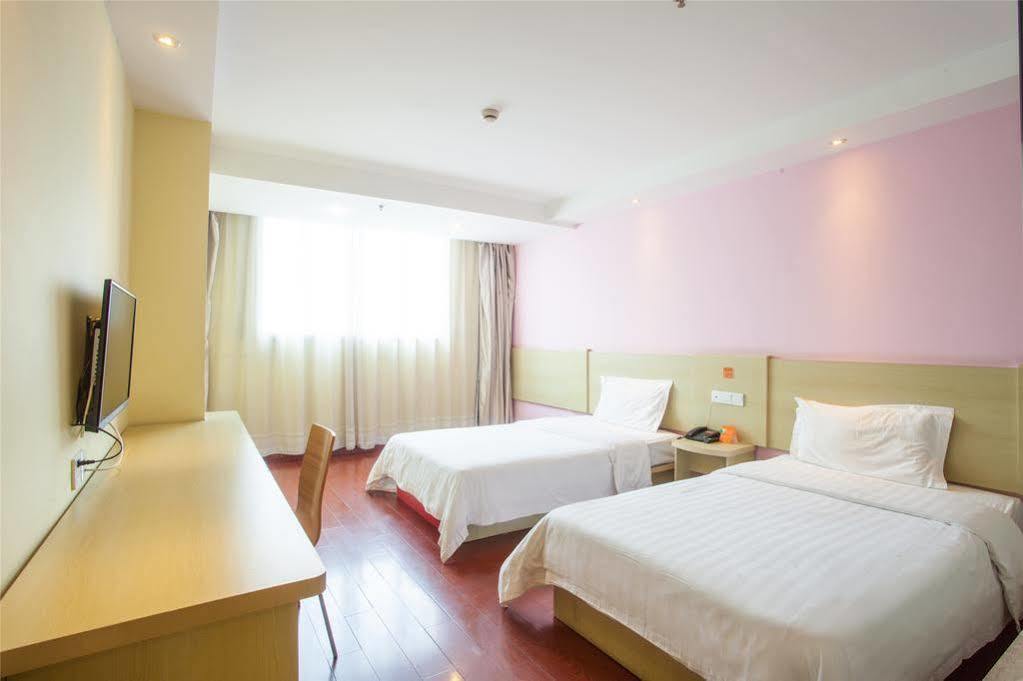 Xuhui 7 Days Inn Shanghai Xujiahui Caobao Road Subway Station Branch מראה חיצוני תמונה
