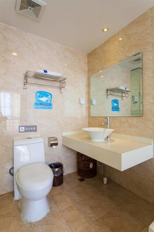 Xuhui 7 Days Inn Shanghai Xujiahui Caobao Road Subway Station Branch מראה חיצוני תמונה