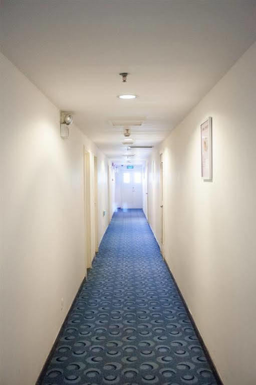 Xuhui 7 Days Inn Shanghai Xujiahui Caobao Road Subway Station Branch מראה חיצוני תמונה